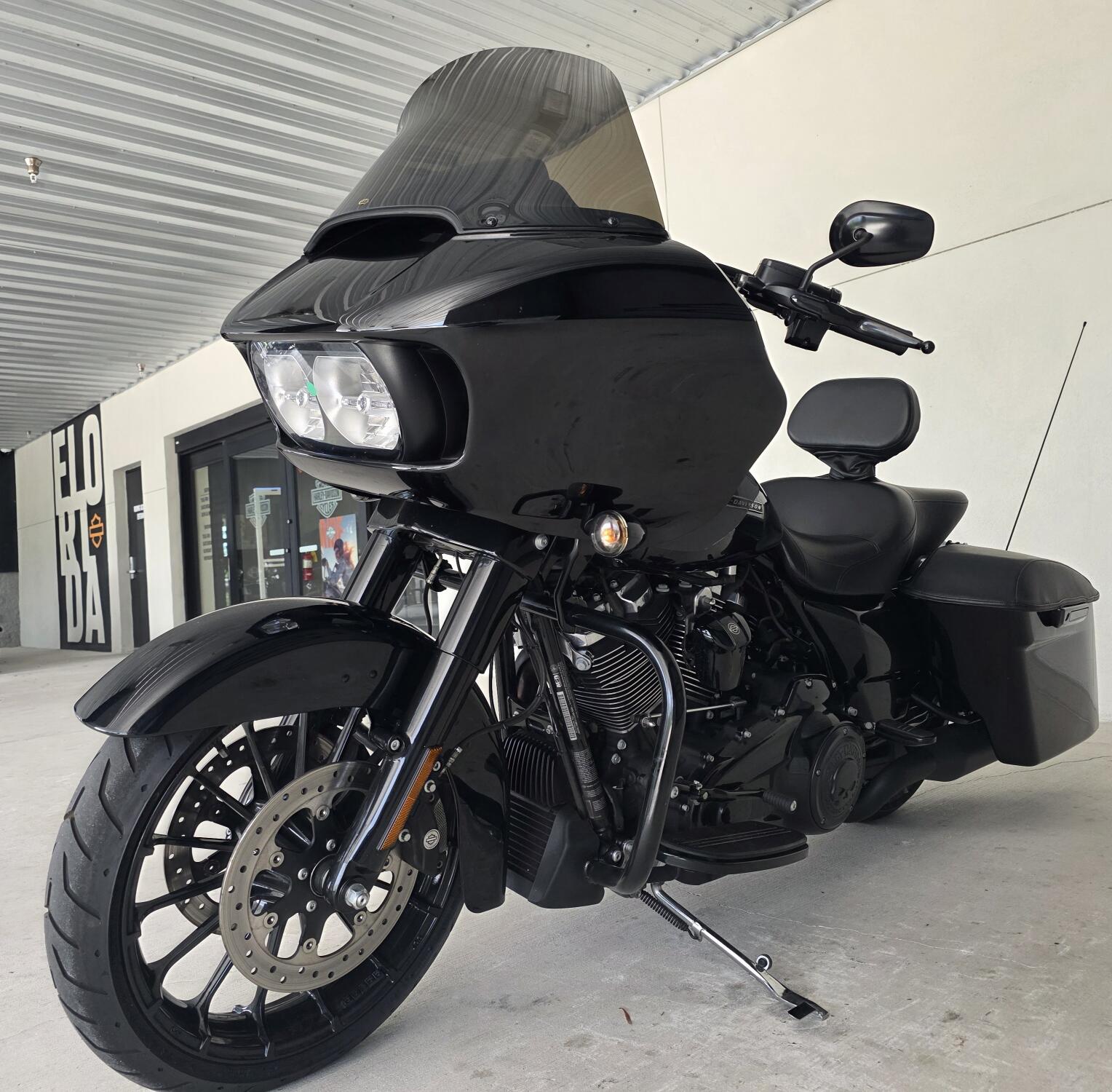 2018 Harley-Davidson® Road Glide® Special Vivid Black, photo 12