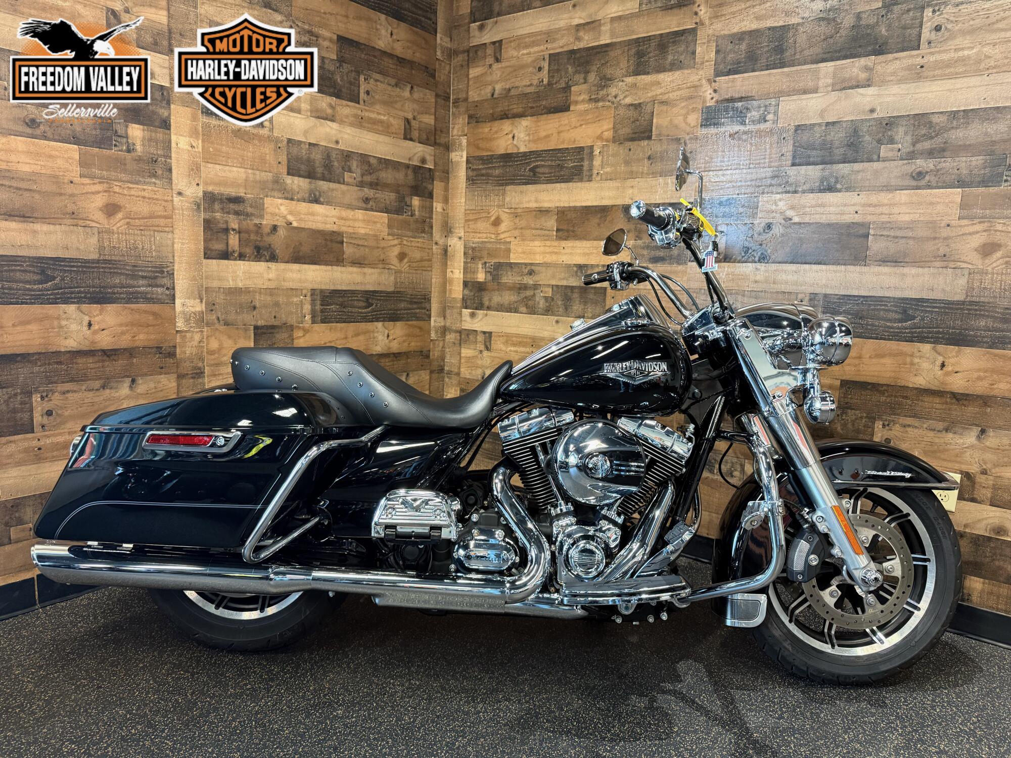 2015 Harley-Davidson® Road King® Vivid Black FLHR
