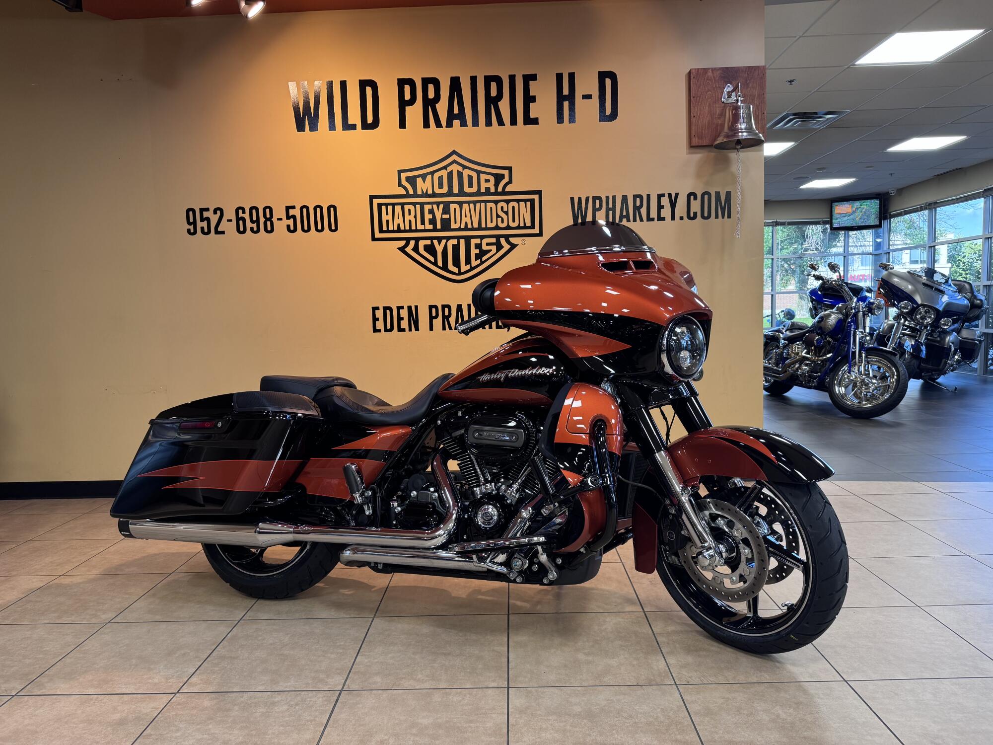 2017 Harley-Davidson® CVO™ Street Glide® Sunburst Orange/Starfire Black with Contrast Chrome Aggress