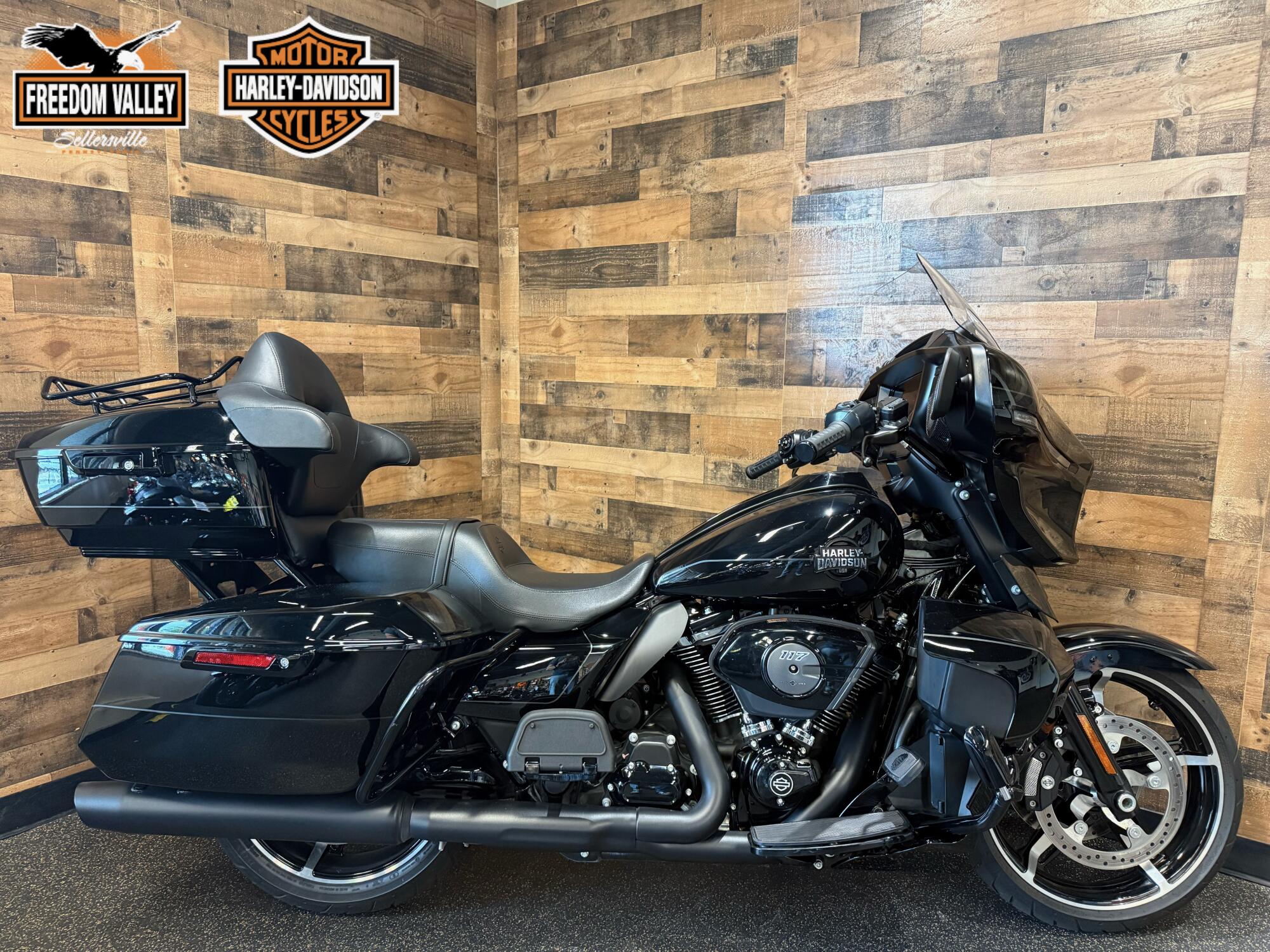 2025 Harley-Davidson® Street Glide® Ultra Vivid Black FLHXU