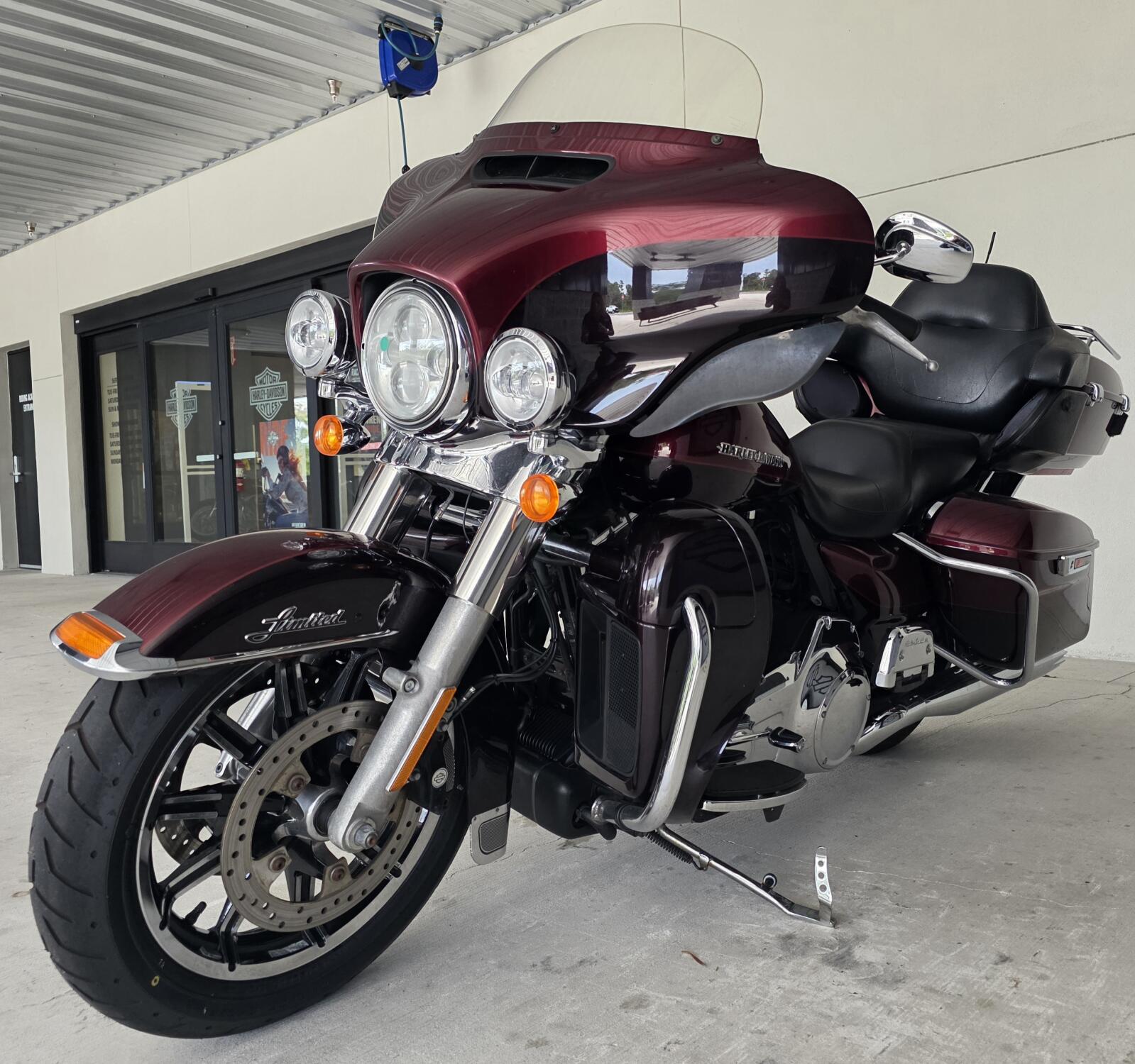 2015 Harley-Davidson® Ultra Limited Low Two-Tone Mysterious Red Sunglo/Blackened Cayenne Sunglo, photo 11