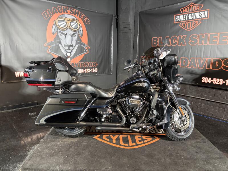 2013 Harley-Davidson® CVO™ Ultra Classic® Electra Glide® FLHTCUSE8 