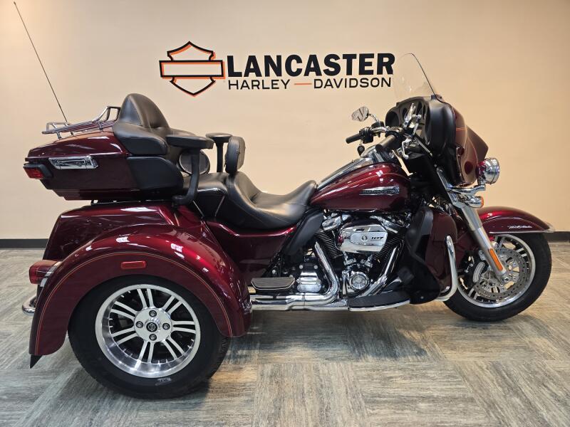 2017 Harley-Davidson® Tri Glide® Ultra Two-Tone Mysterious Red/Velocity Red Sunglo FLHTCUTG