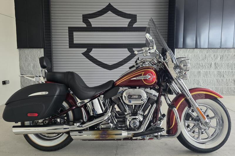 2014 Harley-Davidson® CVO™ Softail® Deluxe Crimson Red Sunglo and Ruby Flake with Airflow Graphics