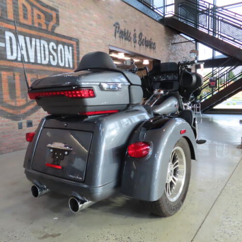 2022 Harley-Davidson® Tri Glide® Ultra FLHTCUTG thumb 0
