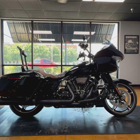 2024 Harley-Davidson® Road Glide® Vivid Black - Black Finish thumb 0