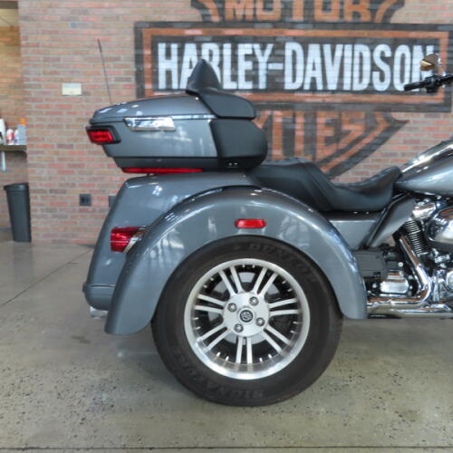 2022 Harley-Davidson® Tri Glide® Ultra FLHTCUTG thumb 1