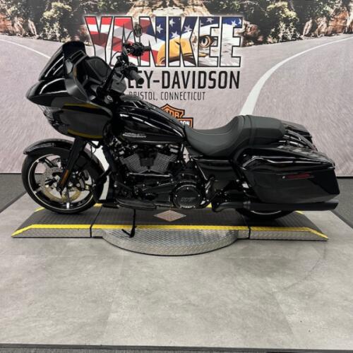 2026 FLTRX Road Glide® thumb 1