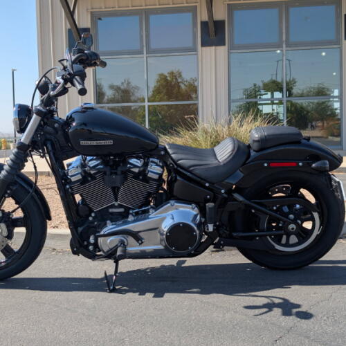 2026 Harley-Davidson® Street Bob® Vivid Black  thumb 3