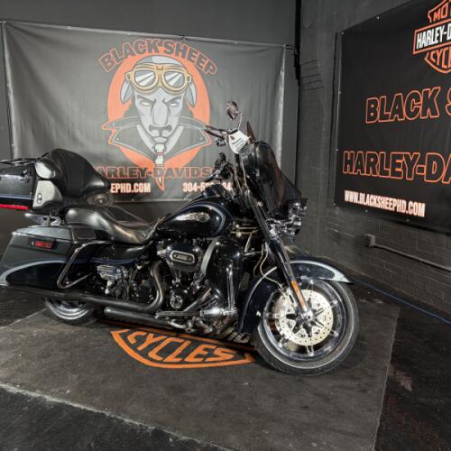 2013 Harley-Davidson® CVO™ Ultra Classic® Electra Glide® FLHTCUSE8  thumb 3