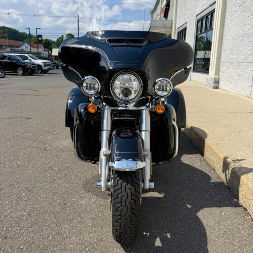 2024 FLHTCUTG Tri Glide™ Ultra thumb 2
