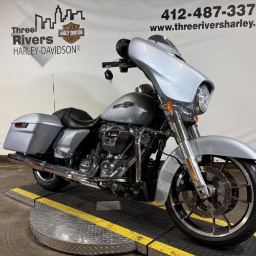 2023 Harley-Davidson® Street Glide® Atlas Silver Metallic thumb 2