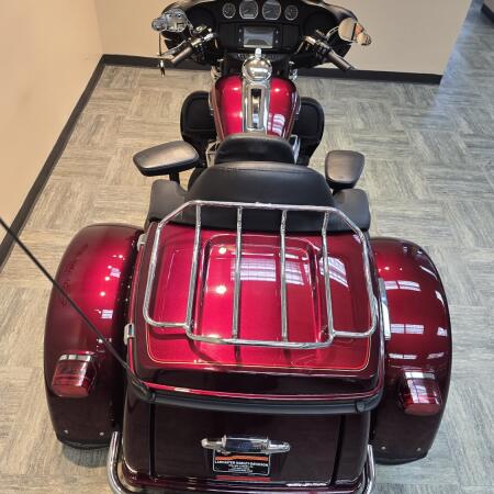 2017 Harley-Davidson® Tri Glide® Ultra Two-Tone Mysterious Red/Velocity Red Sunglo FLHTCUTG thumb 1