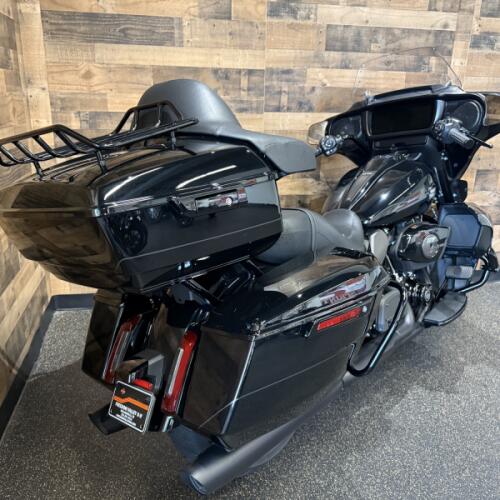 2025 Harley-Davidson® Street Glide® Ultra Vivid Black FLHXU thumb 2
