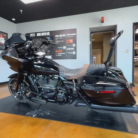 2024 Harley-Davidson® Road Glide® Vivid Black - Black Finish thumb 3