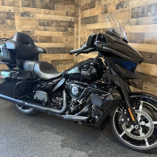 2025 Harley-Davidson® Street Glide® Ultra Vivid Black FLHXU thumb 3