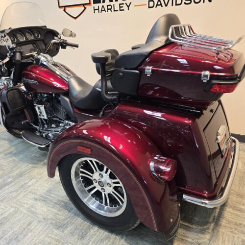 2017 Harley-Davidson® Tri Glide® Ultra Two-Tone Mysterious Red/Velocity Red Sunglo FLHTCUTG thumb 0