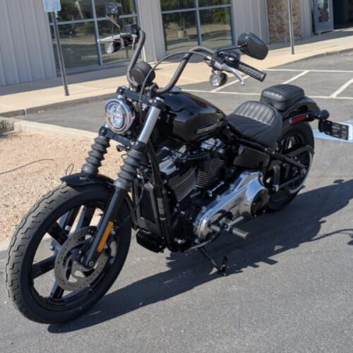 2026 Harley-Davidson® Street Bob® Vivid Black  thumb 2