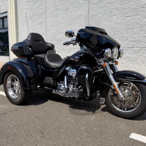 2024 FLHTCUTG Tri Glide™ Ultra thumb 3