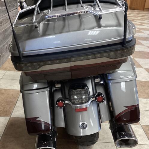 2015 Harley-Davidson® CVO™ Ultra Limited Two-Tone Palladium Silver/Typhoon Maroon thumb 0