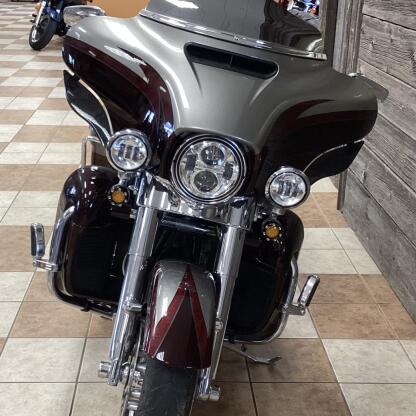 2015 Harley-Davidson® CVO™ Ultra Limited Two-Tone Palladium Silver/Typhoon Maroon thumb 3