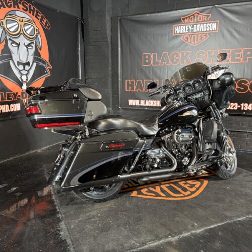 2013 Harley-Davidson® CVO™ Ultra Classic® Electra Glide® FLHTCUSE8  thumb 2