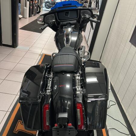 2026 Harley-Davidson® Street Glide® Midnight Ember Chrome Trim thumb 1