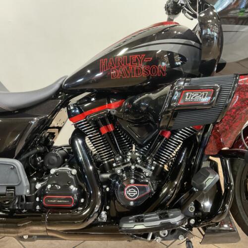 2024 Harley-Davidson® CVO™ FLTRXSTSE Road Glide® ST Raven Metallic thumb 3