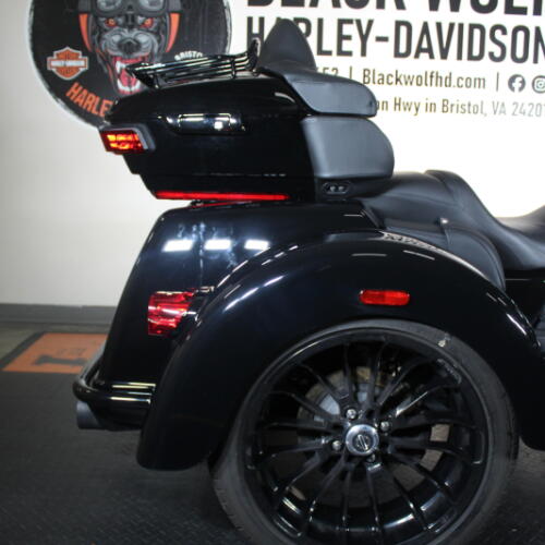 2025 Tri Glide® Ultra FLHTCUTG  thumb 3