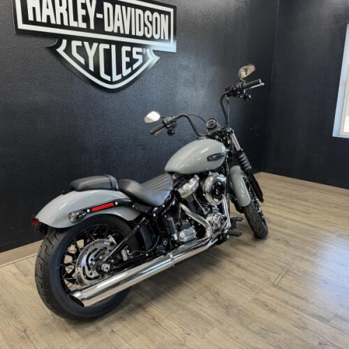 2026 Harley-Davidson® Street Bob® thumb 3