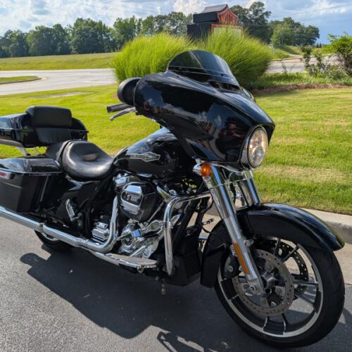 2023 Harley-Davidson® Street Glide® Vivid Black thumb 3