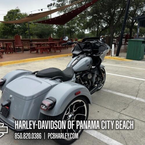 2026 Harley-Davidson® Road Glide 3 thumb 2