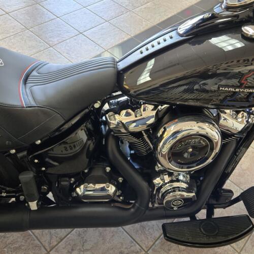 2026 Harley-Davidson® Heritage Classic Midnight Ember w/Laced Wheels thumb 3