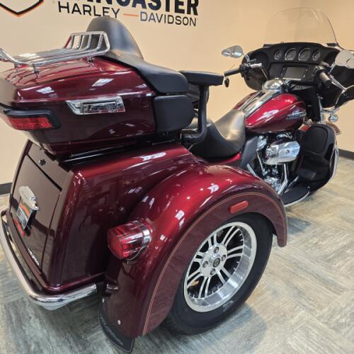 2017 Harley-Davidson® Tri Glide® Ultra Two-Tone Mysterious Red/Velocity Red Sunglo FLHTCUTG thumb 3