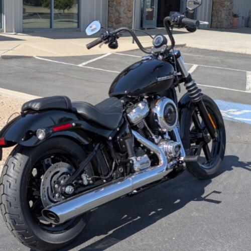 2026 Harley-Davidson® Street Bob® Vivid Black  thumb 1