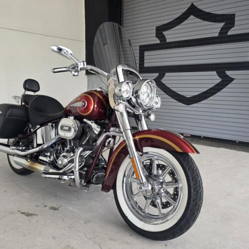 2014 Harley-Davidson® CVO™ Softail® Deluxe Crimson Red Sunglo and Ruby Flake with Airflow Graphics thumb 3