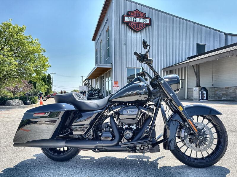 2018 Harley-Davidson® Road King® Special Vivid Black