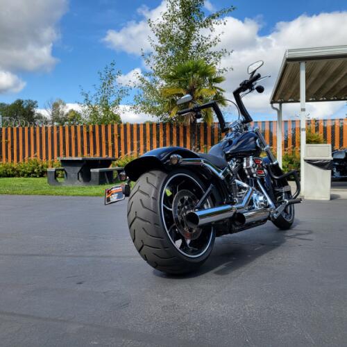 2015 Harley-Davidson® Breakout® Vivid Black thumb 2
