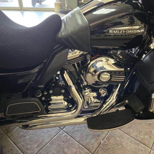 2014 Harley-Davidson® Tri Glide® Ultra Vivid Black thumb 3