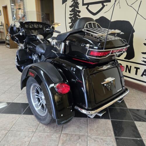 2014 Harley-Davidson® Tri Glide® Ultra Vivid Black thumb 2