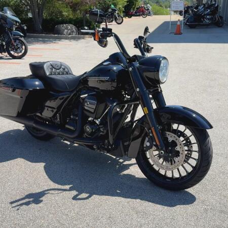 2018 Harley-Davidson® Road King® Special Vivid Black thumb 3