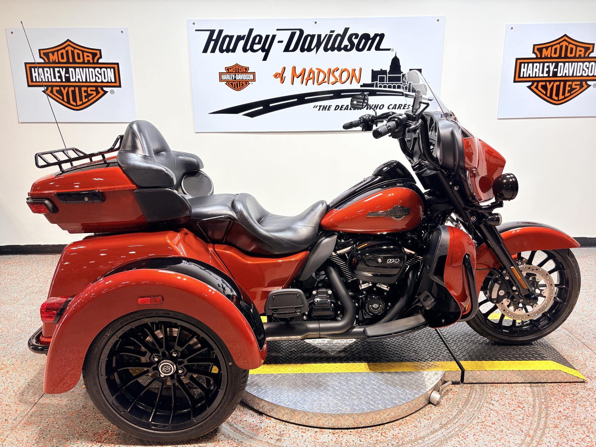 2025 FLHTCUTG Harley-Davidson® Tri Glide® Ultra Whiskey Fire / Vivid Black