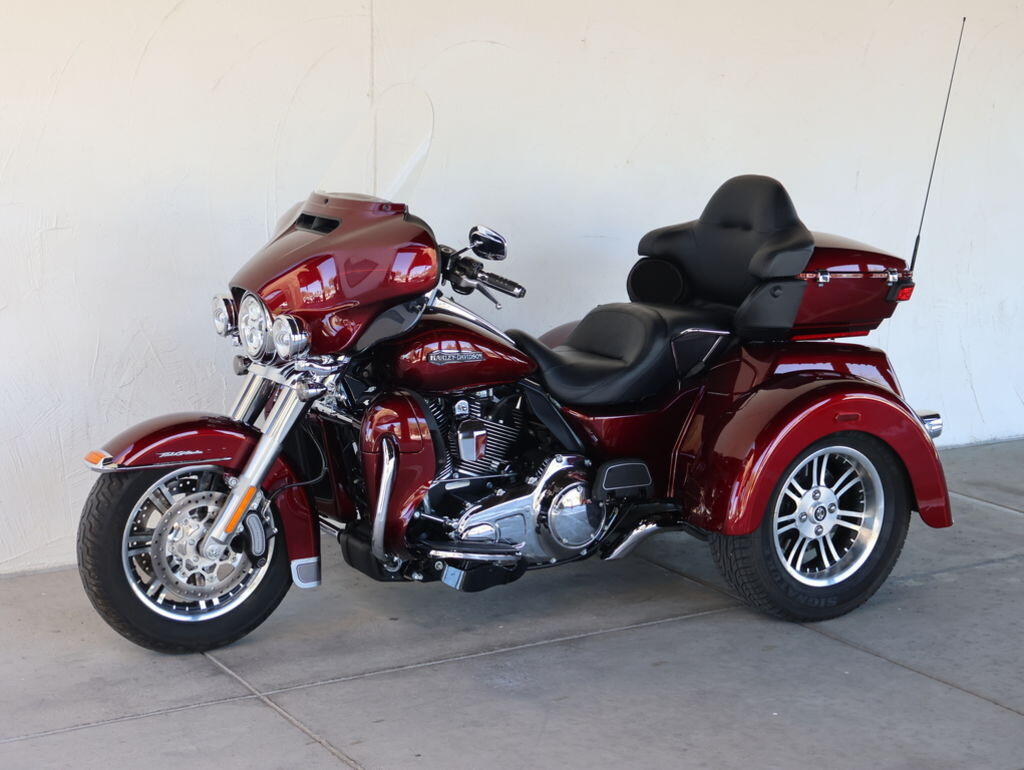2015 Harley-Davidson® FLHTCUTG Tri Glide® Ultra U855320