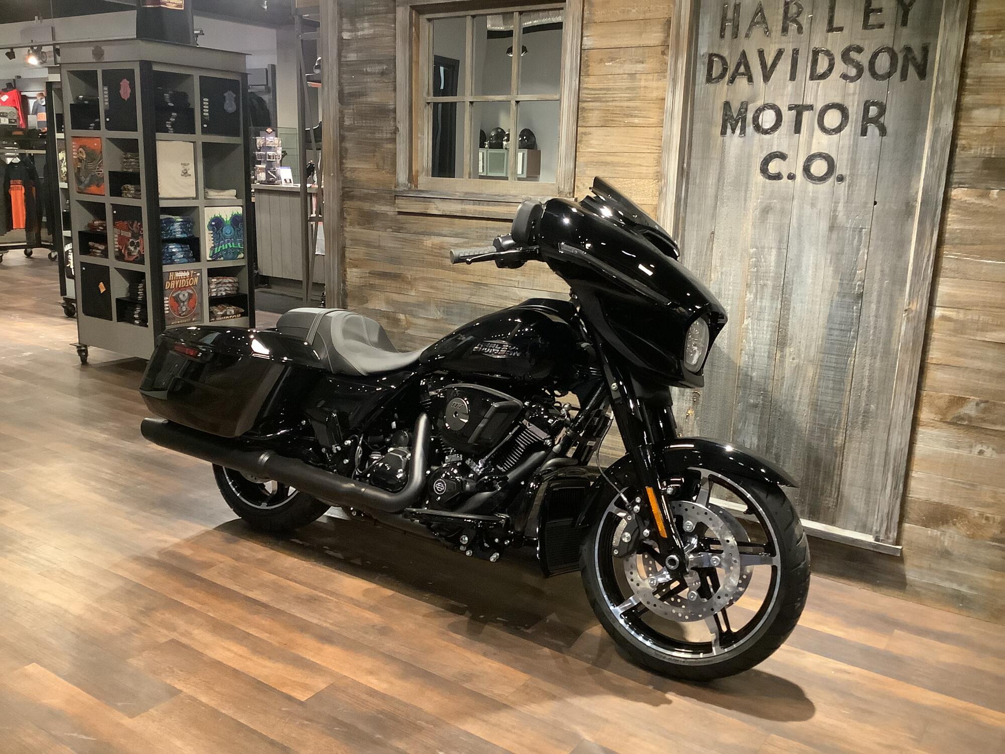 Harley-Davidson® Street Glide® 2026 FLHX T45-26 Vivid Black Black Trim