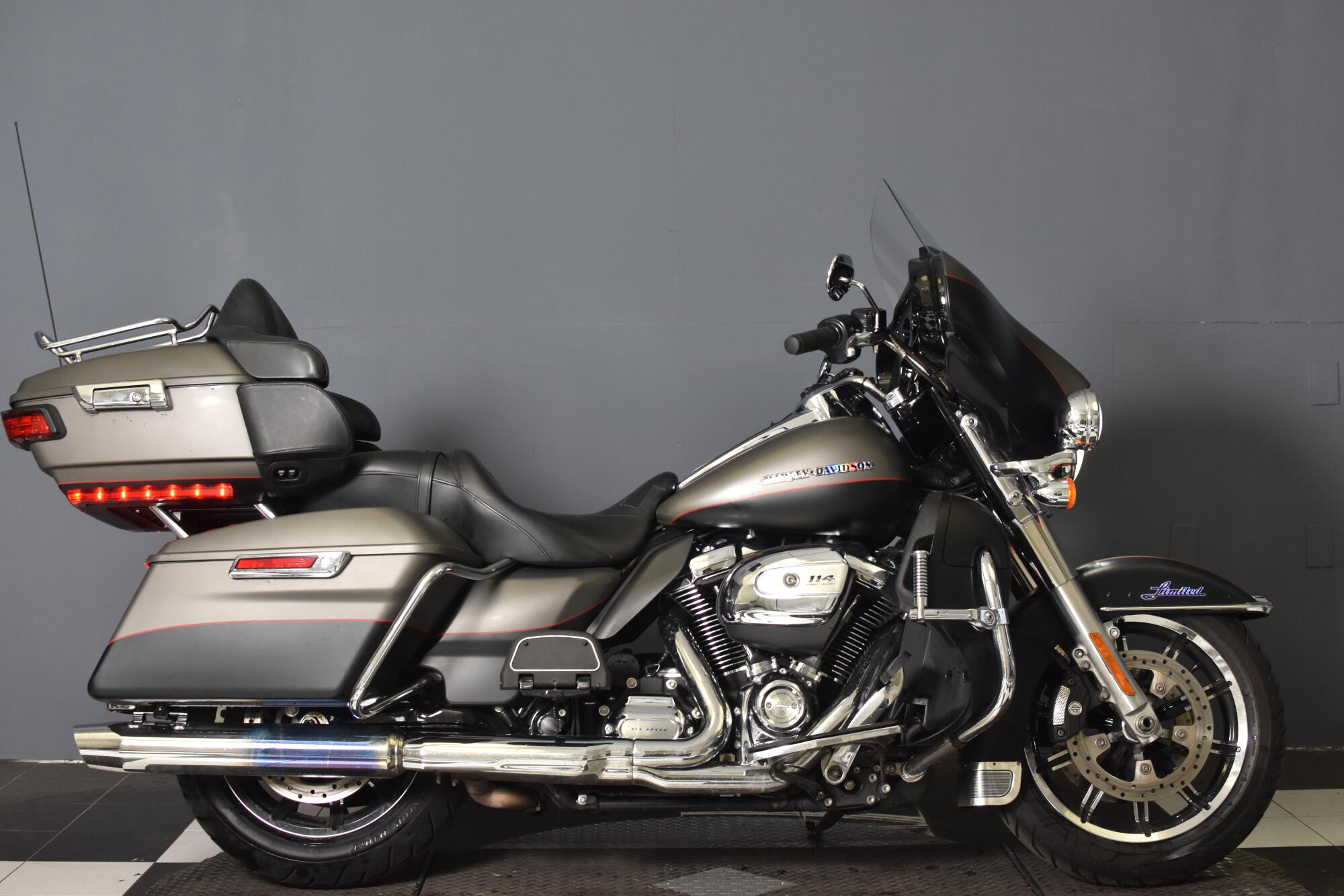 2019 Harley-Davidson® Ultra Limited Industrial Gray Denim/Black