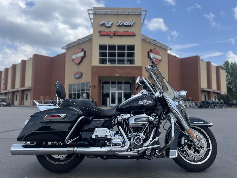 2017 Harley-Davidson® FLHR Road King® Two-Tone Black Hills Gold/Black Quartz 649968