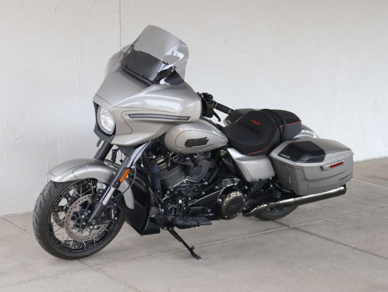 2023 Harley-Davidson® FLHXSE CVO™ Street Glide® U953546T
