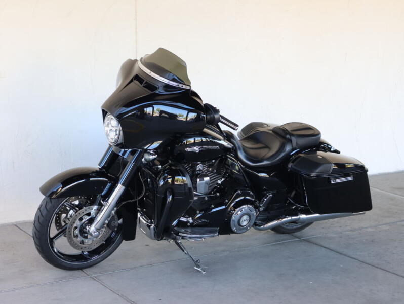 2016 Harley-Davidson® FLHXSE CVO™ Street Glide® U957750