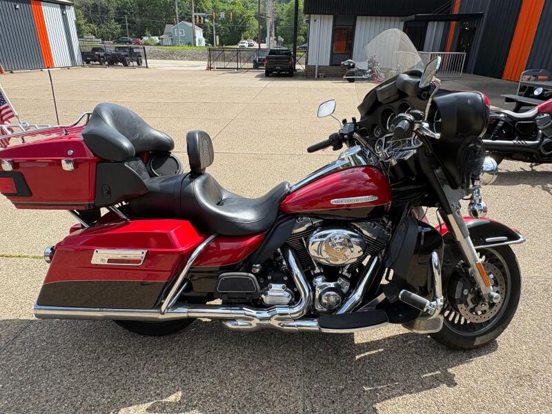 2011 Harley-Davidson® Electra Glide® Ultra Limited Merlot Sunglo/Cherry Red Sunglo