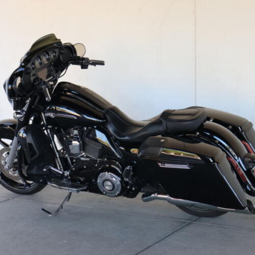 2016 Harley-Davidson® FLHXSE CVO™ Street Glide® U957750 thumb 2